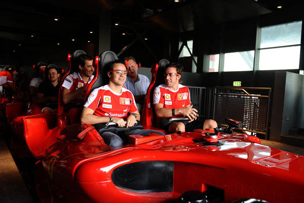 Fernando y Felipe visitan el 'Ferrari World' de Abu Dabi