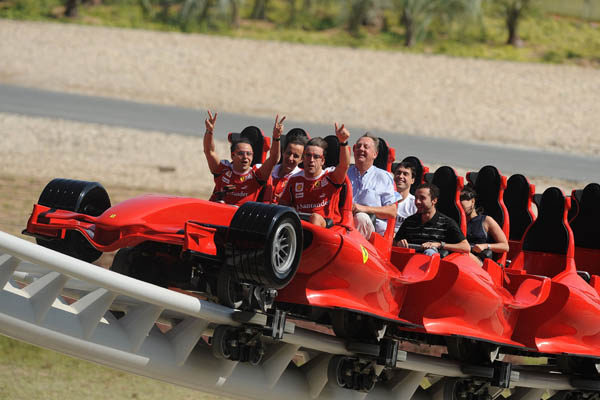 Fernando y Felipe visitan el 'Ferrari World' de Abu Dabi