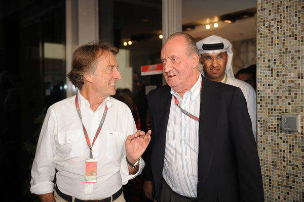 El Rey Juan Carlos acude a Abu Dabi para desear suerte a Fernando Alonso