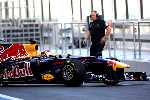 Vettel sufrió un problema con uno de sus Pirelli