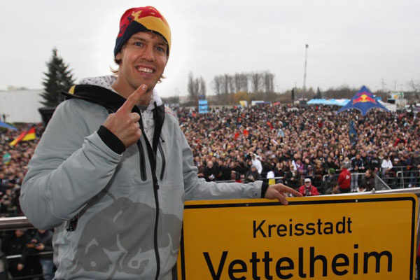 Vettel celebra su título ante 50.000 aficionados