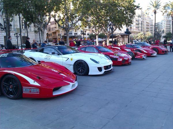 Ferrari inicia las World Finals con un 'roadshow' por las calles de Valencia