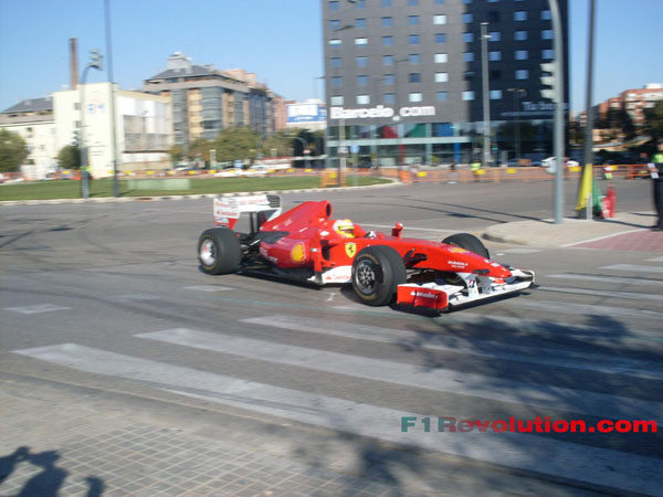 Ferrari inicia las World Finals con un 'roadshow' por las calles de Valencia