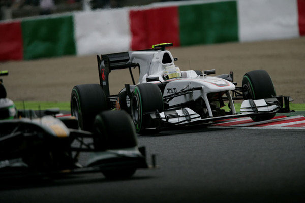 Kobayashi, el piloto que más puestos gana en carrera