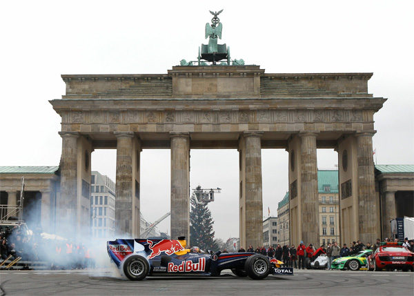Vettel exhibe su título en las calles de Berlín