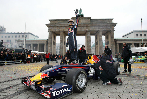 Vettel exhibe su título en las calles de Berlín