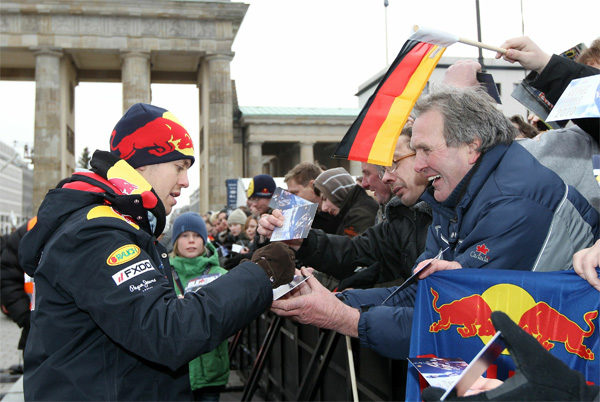 Vettel exhibe su título en las calles de Berlín
