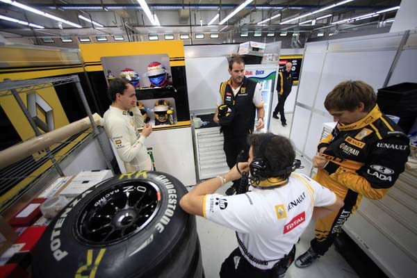 Kubica cree que la situación de Petrov es complicada para Renault