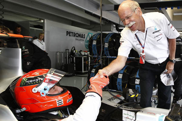 Schumacher y el presidente de Daimler prometen una Mercedes GP mejor en 2011