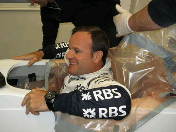 Barrichello ajusta su asiento para el FW33