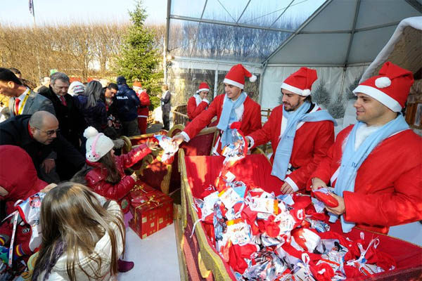 Alonso y Massa reciben a los niños en Maranello... vestidos de Papá Noel
