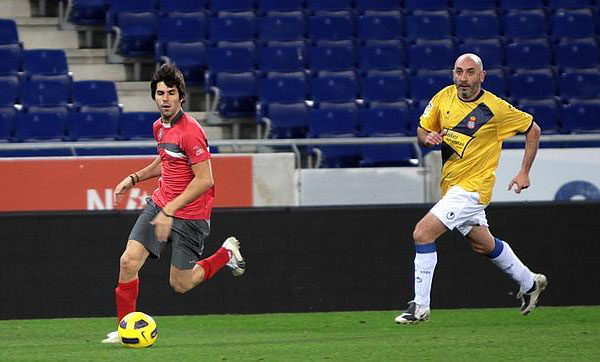 Alguersuari y Alonso: fútbol solidario por Navidad