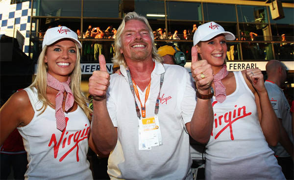 El vuelo de Richard Branson como azafata se retrasa