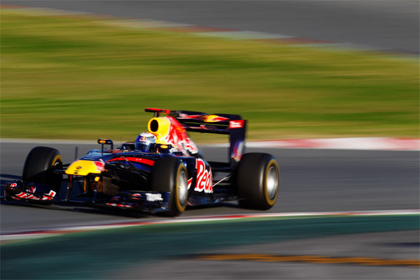 Vettel sigue mejorando los tiempos en Barcelona