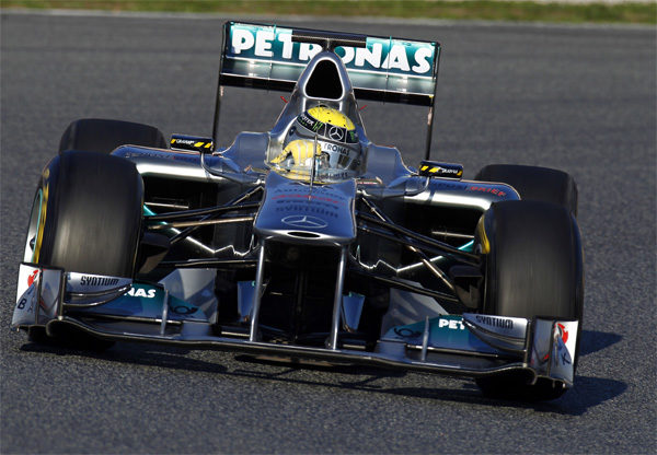 Rosberg completa la distancia de dos carreras en un día productivo para Mercedes