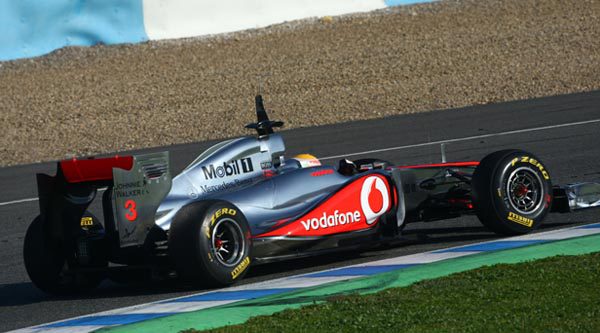 Hamilton manda en la lluviosa mañana dominical de Montmeló