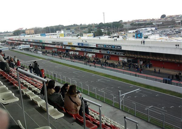 Hamilton manda en la lluviosa mañana dominical de Montmeló