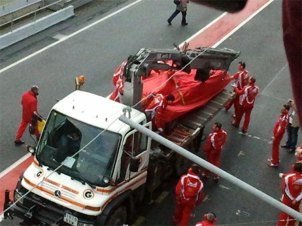 Hamilton manda en la lluviosa mañana dominical de Montmeló