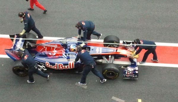 Hamilton manda en la lluviosa mañana dominical de Montmeló