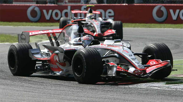 Alonso intentó sabotear a Hamilton en 2007, según la biografía no autorizada de Ecclestone