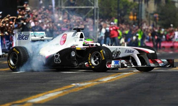 El 'Checo' Pérez rodó por las calles de Guadalajara ante 200.000 fans