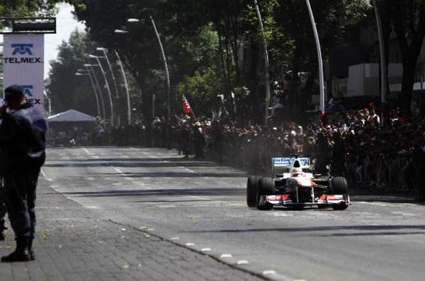 El 'Checo' Pérez rodó por las calles de Guadalajara ante 200.000 fans