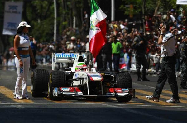 El 'Checo' Pérez rodó por las calles de Guadalajara ante 200.000 fans