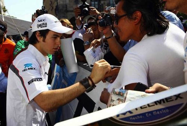 El 'Checo' Pérez rodó por las calles de Guadalajara ante 200.000 fans