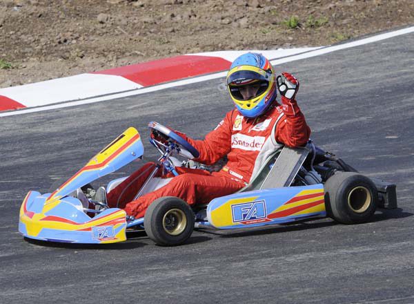 Alonso inaugura en Oviedo el circuito de karts que llevará su nombre