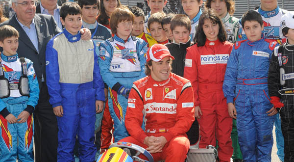 Alonso inaugura en Oviedo el circuito de karts que llevará su nombre