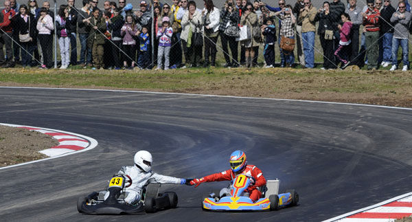 Alonso inaugura en Oviedo el circuito de karts que llevará su nombre