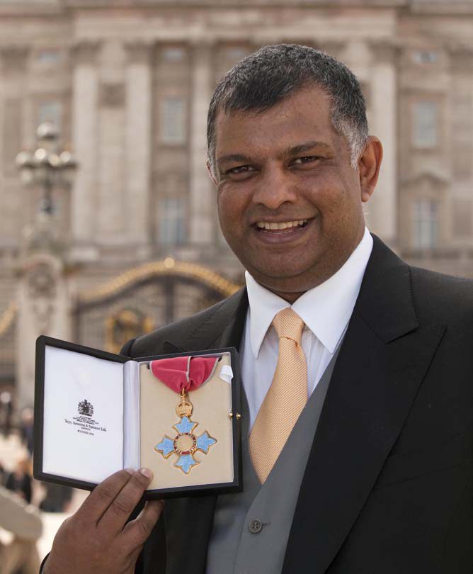 Fernandes se convierte en Comendador de la Orden del Imperio Británico