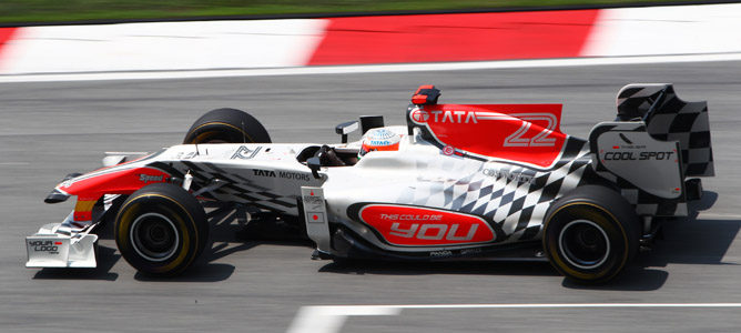 Hamilton marca el mejor crono en los libres 3 de Sepang