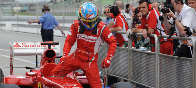Alonso y Hamilton reciben sendas penalizaciones de 20 segundos