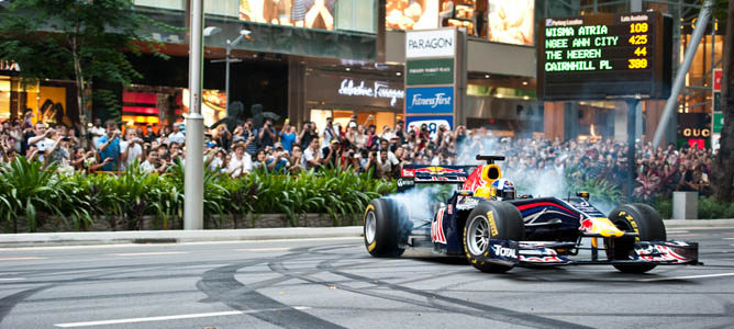 Exhibición de Coulthard por las calles de Singapur