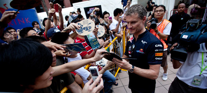 Exhibición de Coulthard por las calles de Singapur