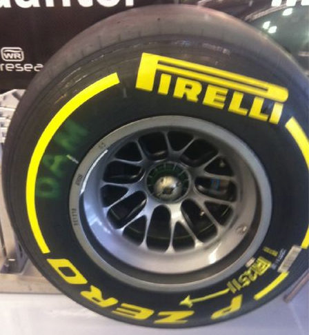 Pirelli pinta una línea en el lateral de los neumáticos