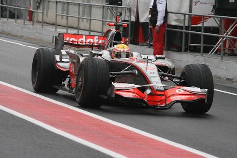 Hamilton por delante de los Ferrari