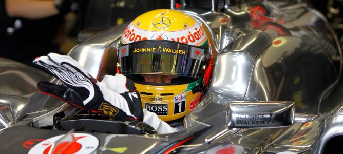 Hamilton fuera de carrera tras chocar con Button