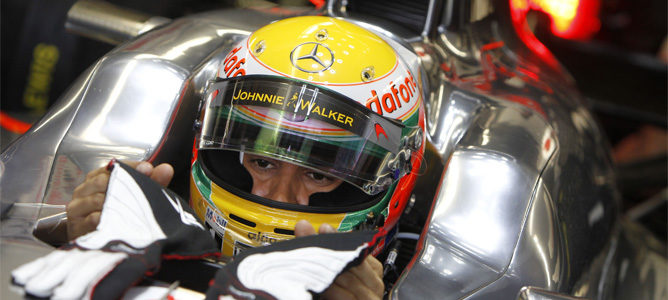 Lauda: "Hamilton está completamente loco, no puedes pilotar así"