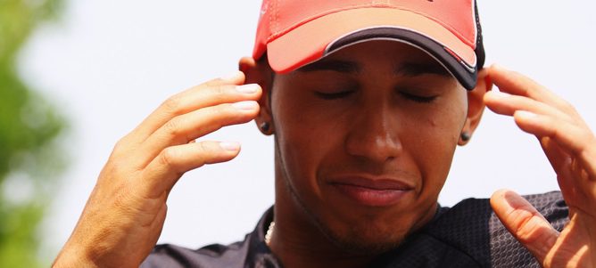 Hamilton niega contactos con Red Bull y Ferrari, pero quiere un McLaren competitivo