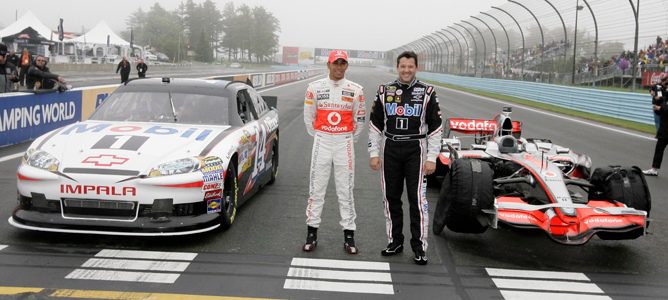 Hamilton se sube a un coche de la NASCAR y Stewart al MP4-23