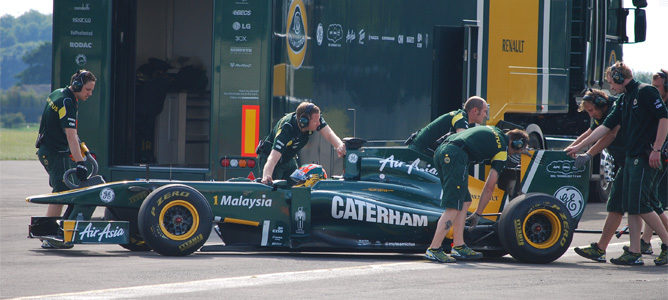 Team Lotus añadirá los logos de Caterham y GE en sus monoplazas