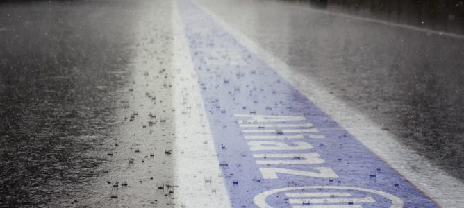 Mark Webber es el más rápido en una lluviosa segunda sesión de entrenamientos en Bélgica 2011