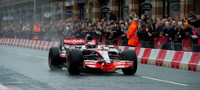 Jenson Button rodó por las calles de Manchester con el MP4-23