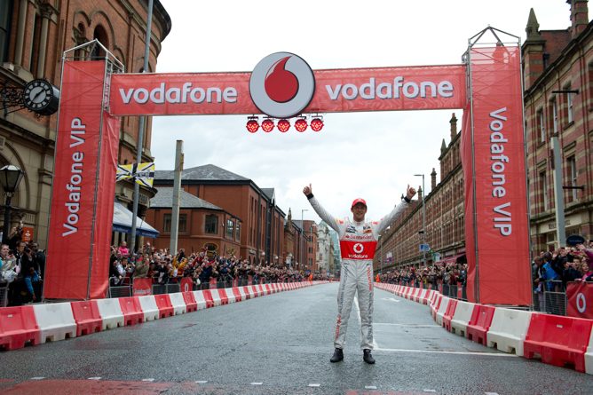 Jenson Button rodó por las calles de Manchester con el MP4-23