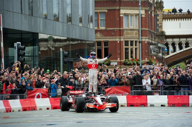 Jenson Button rodó por las calles de Manchester con el MP4-23