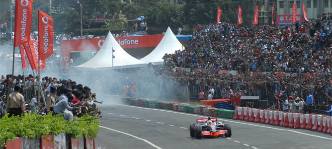 Exhibición de Lewis Hamilton en la India ante más de 40.000 aficionados
