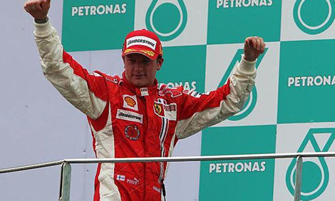 Raikkonen se coloca a 3 puntos de Hamilton