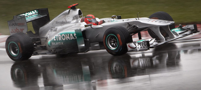 Michael Schumacher lidera unos primeros libres del GP de Corea marcados por la lluvia